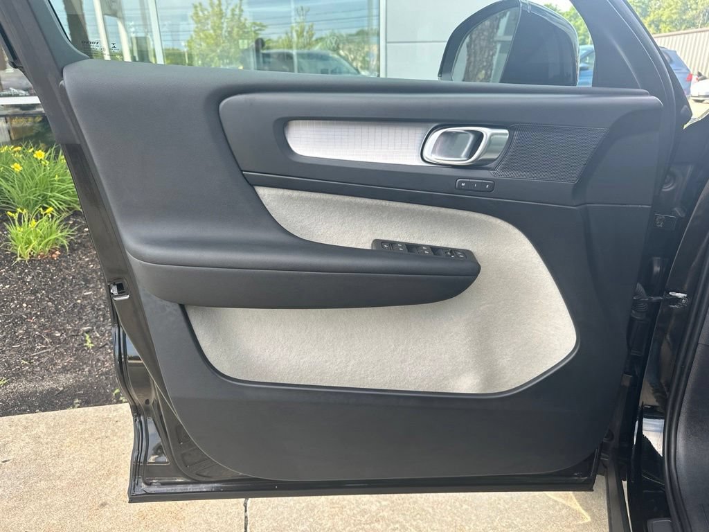 Used 2019 Volvo XC40 T5 Momentum AWD/4WD image 14