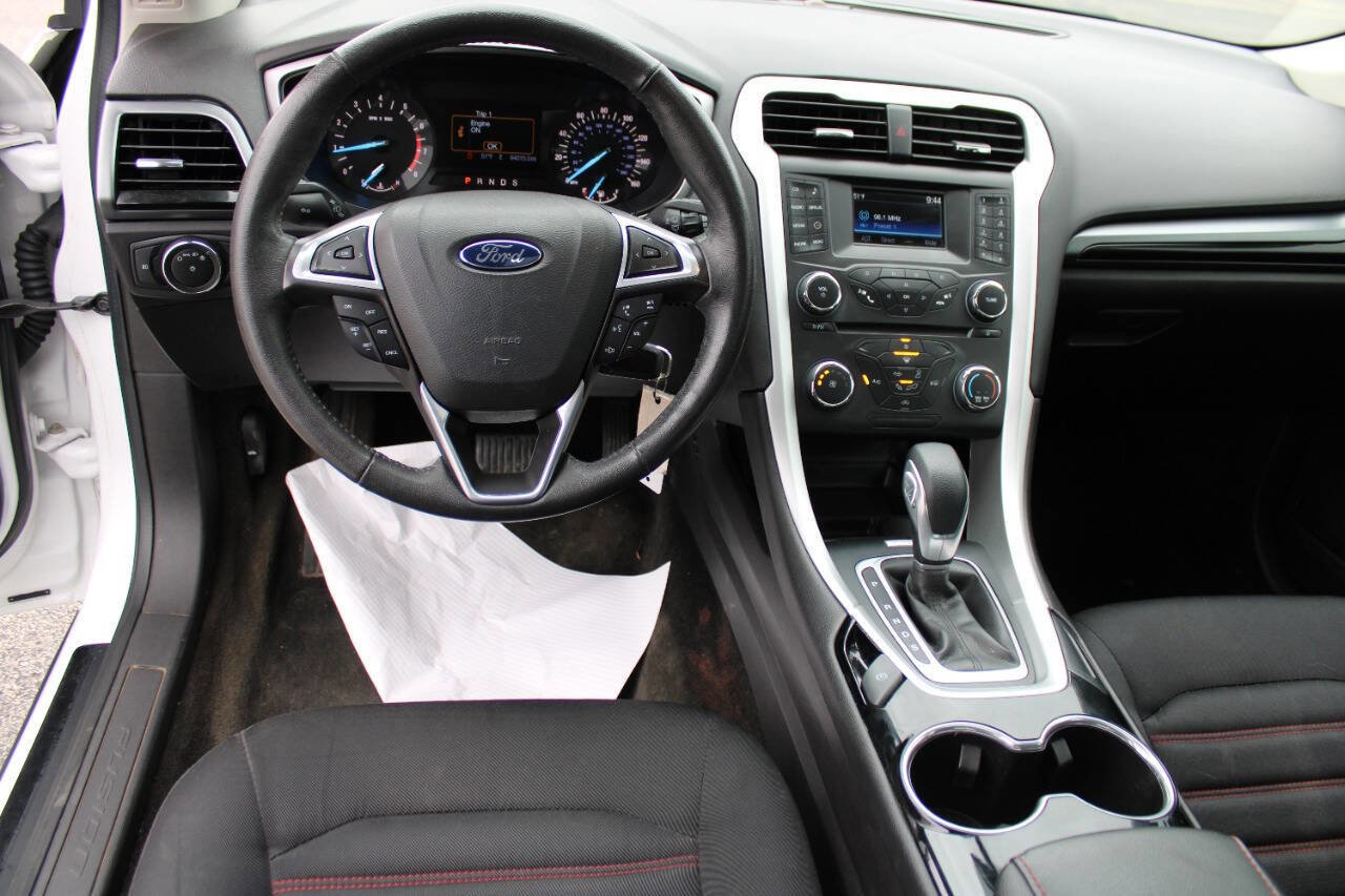 Used 2015 Ford Fusion SE w/ Equipment Group 201A FWD image 16