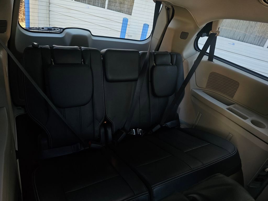 Used 2016 Chrysler Town & Country Touring image 19