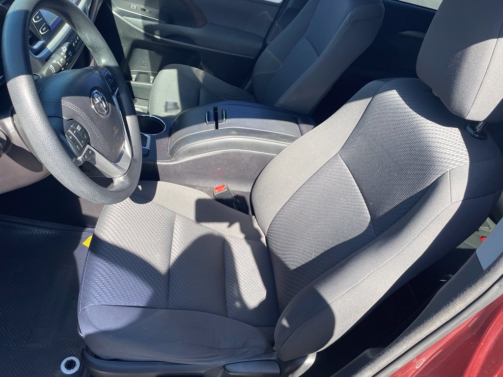Used 2016 Toyota Highlander LE FWD image 10