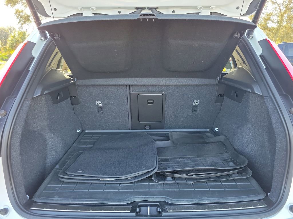 Used 2022 Volvo XC40 T4 Inscription w/ Protection Package image 11