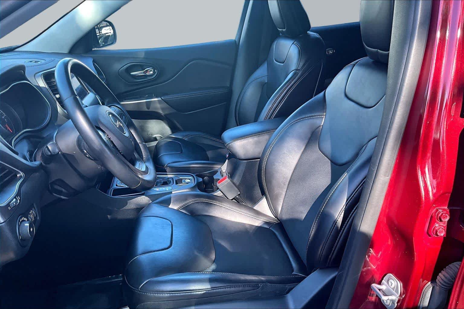 Used 2019 Jeep Cherokee Latitude Plus FWD image 9