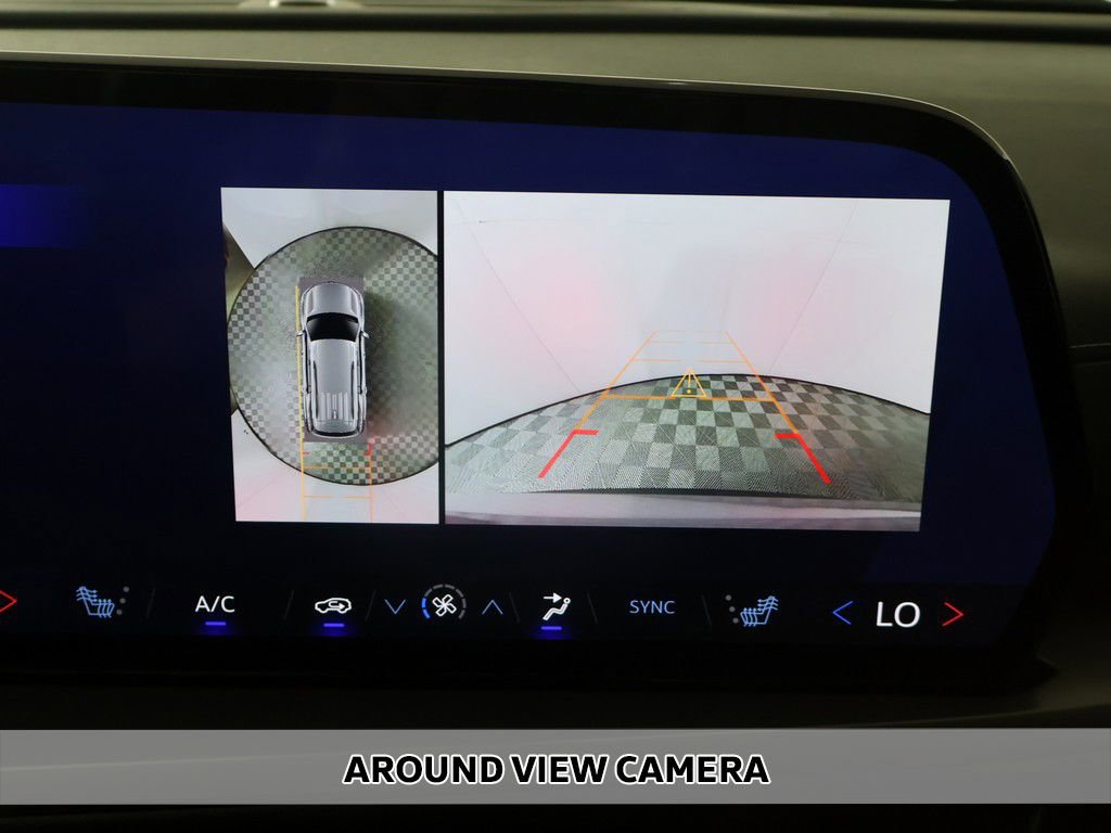 Used 2025 Chevrolet Traverse LT w/ Driver Confidence Package FWD image 4