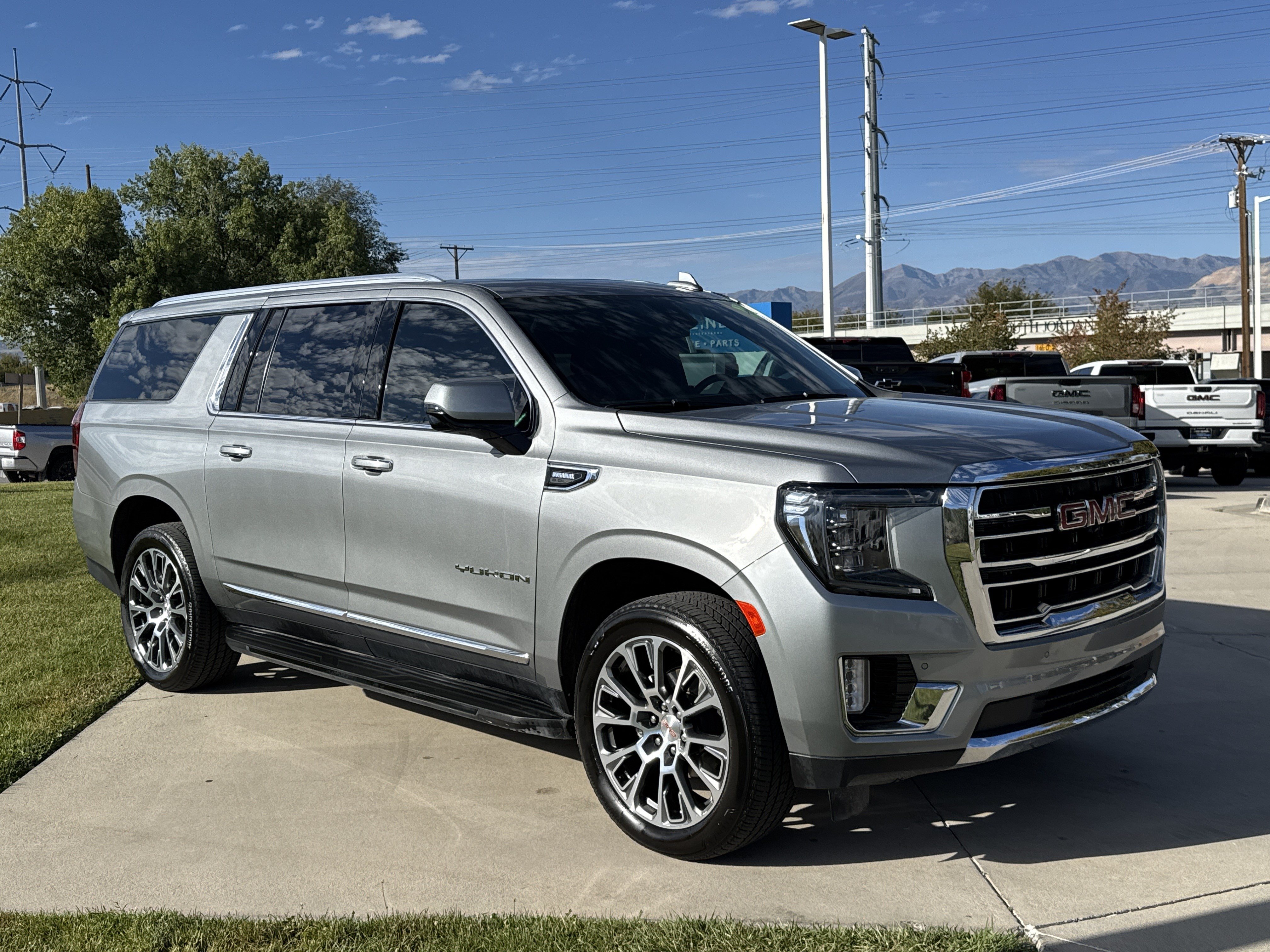 Used 2023 GMC Yukon XL SLT w/ SLT Premium Package AWD/4WD image 7