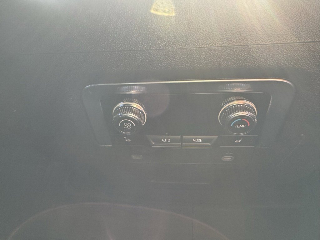 Used 2023 GMC Yukon SLT w/ SLT Premium Package image 16