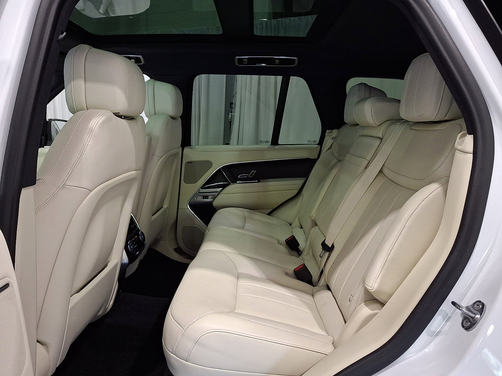 Certified 2024 Land Rover Range Rover SE AWD/4WD image 9