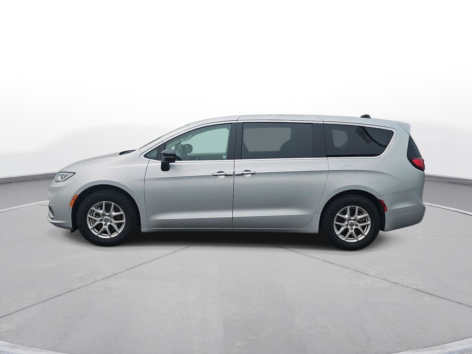 Used 2024 Chrysler Pacifica Touring-L FWD image 9