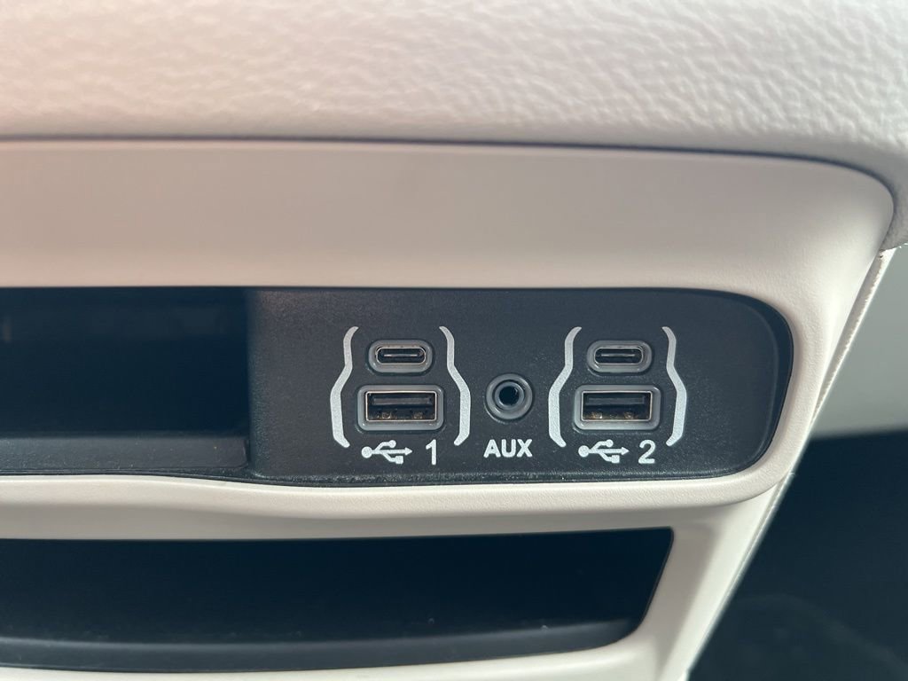 Used 2023 Chrysler Pacifica Touring-L image 22