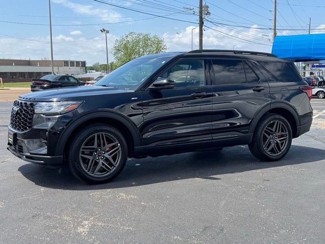 Used 2025 Ford Explorer ST-Line w/ ST-Line Street Pack AWD/4WD image 3