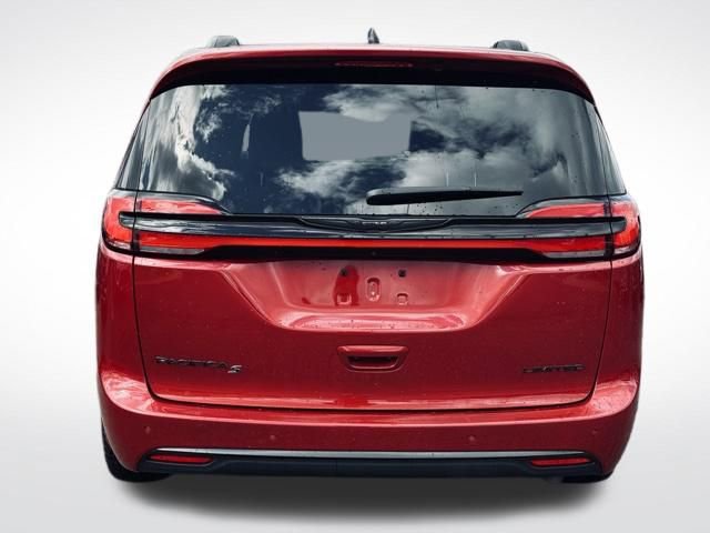 Used 2025 Chrysler Pacifica Limited image 7