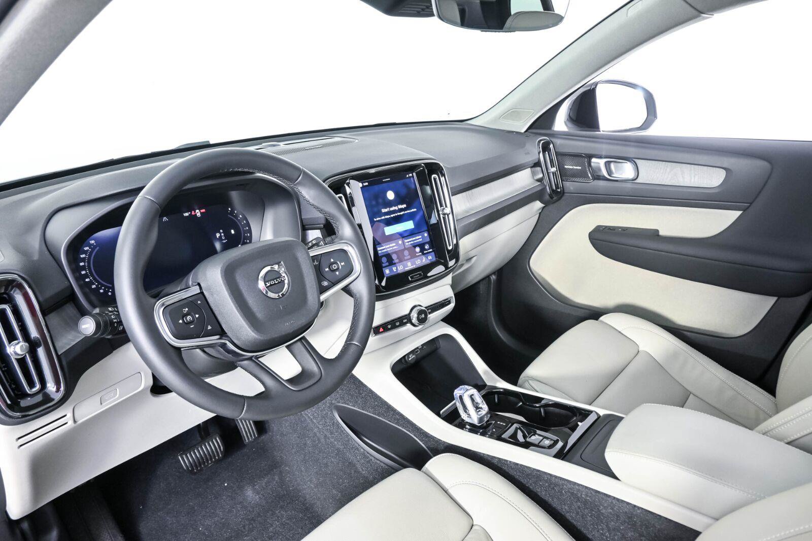 Certified 2024 Volvo XC40 B5 Plus w/ Protection Package Premier AWD/4WD image 4