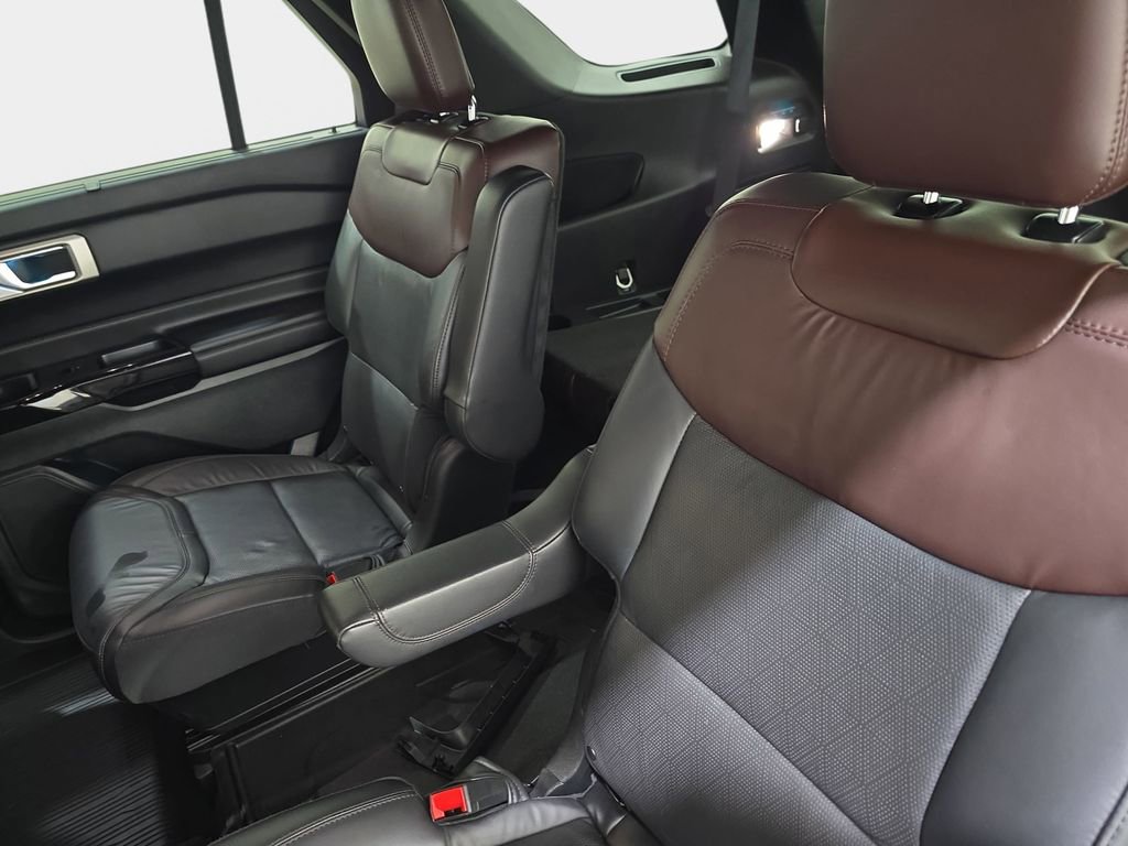 Used 2024 Ford Explorer Platinum w/ Technology Package AWD/4WD image 17