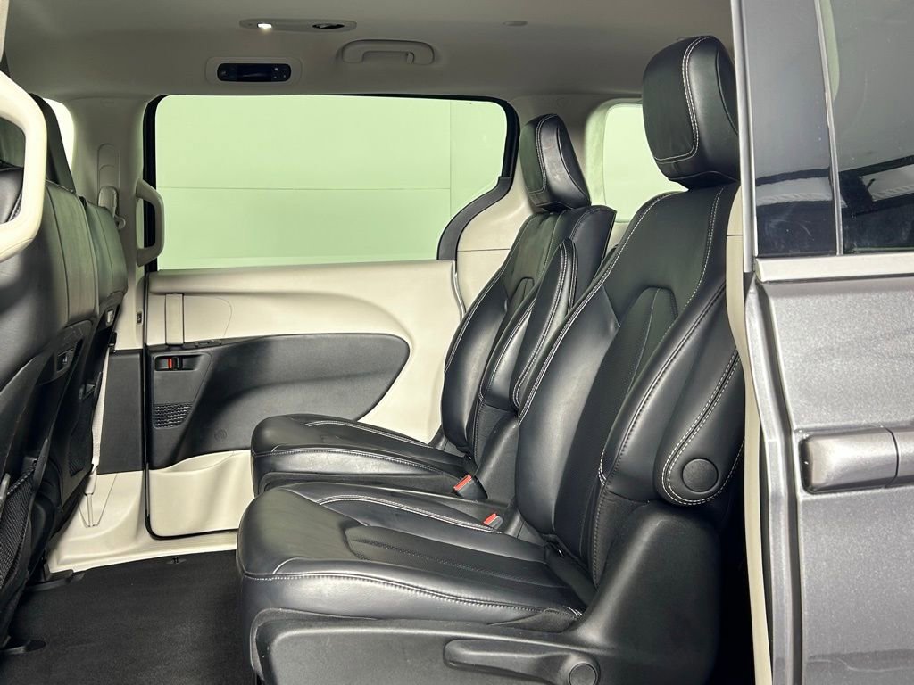 Used 2023 Chrysler Pacifica Touring-L image 17