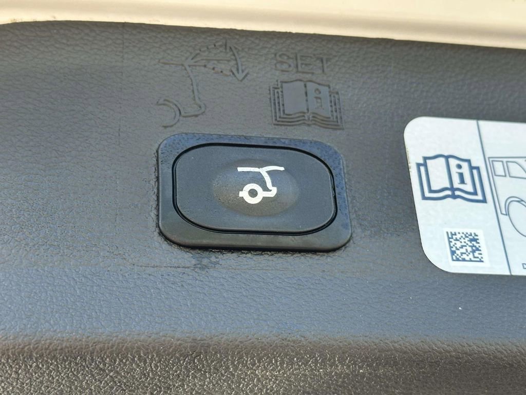 Used 2017 Ford Escape Titanium w/ Equipment Group 301A image 9