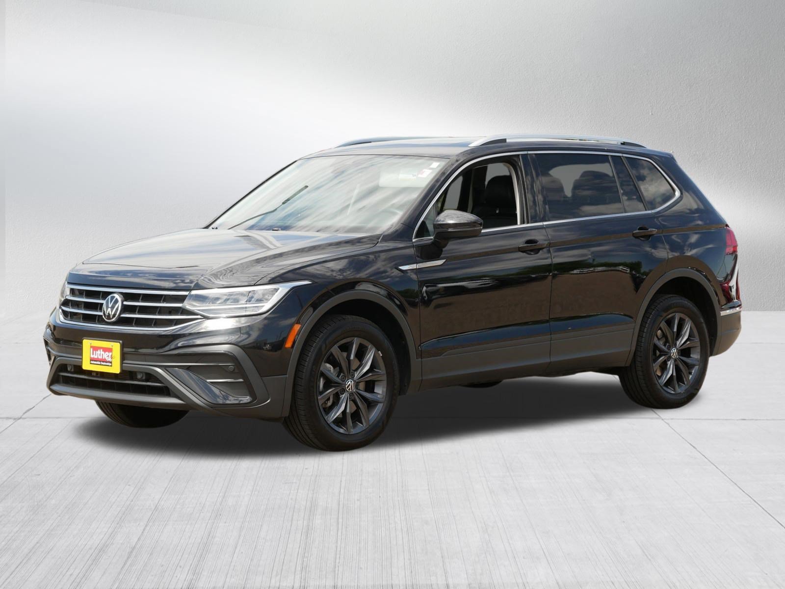 Used 2022 Volkswagen Tiguan SE w/ Panoramic Sunroof Package AWD/4WD image 3