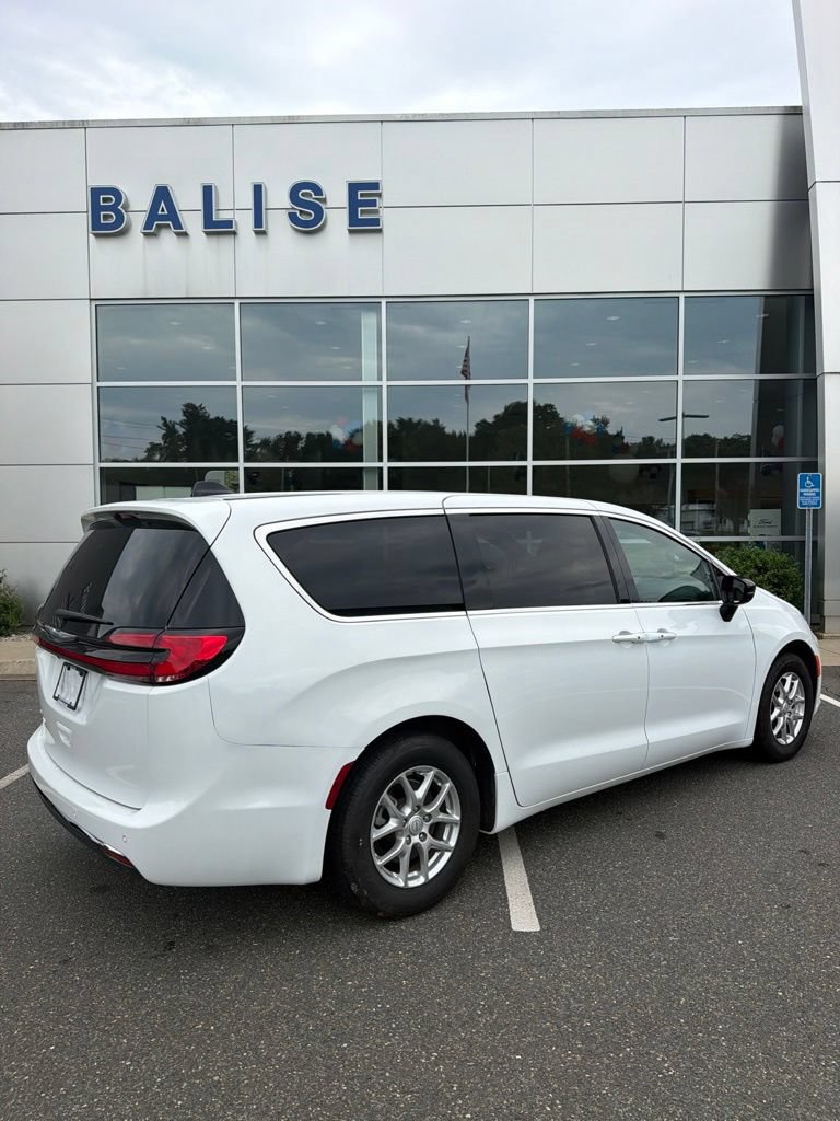 Used 2025 Chrysler Pacifica Select FWD image 3
