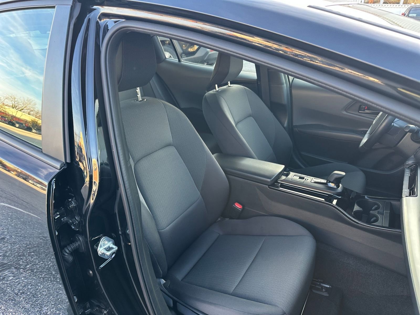 Used 2025 Toyota Prius LE image 35