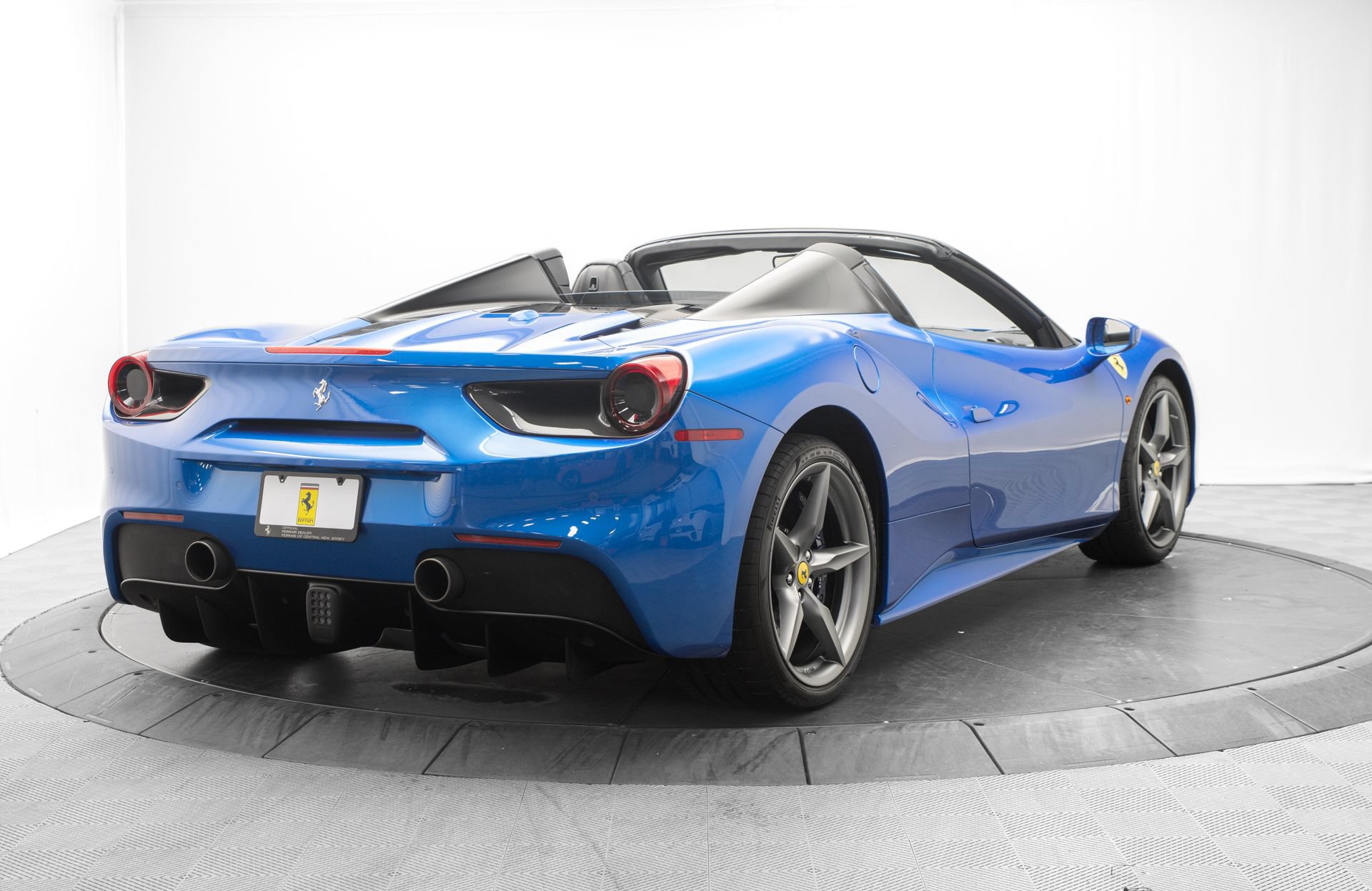 Used 2017 Ferrari 488 Spider RWD image 3