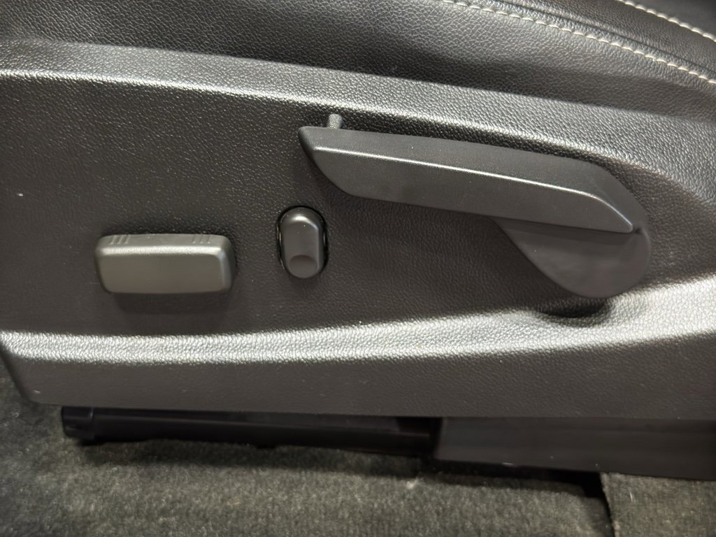 Used 2015 GMC Canyon SLT w/ Driver Alert Package image 16