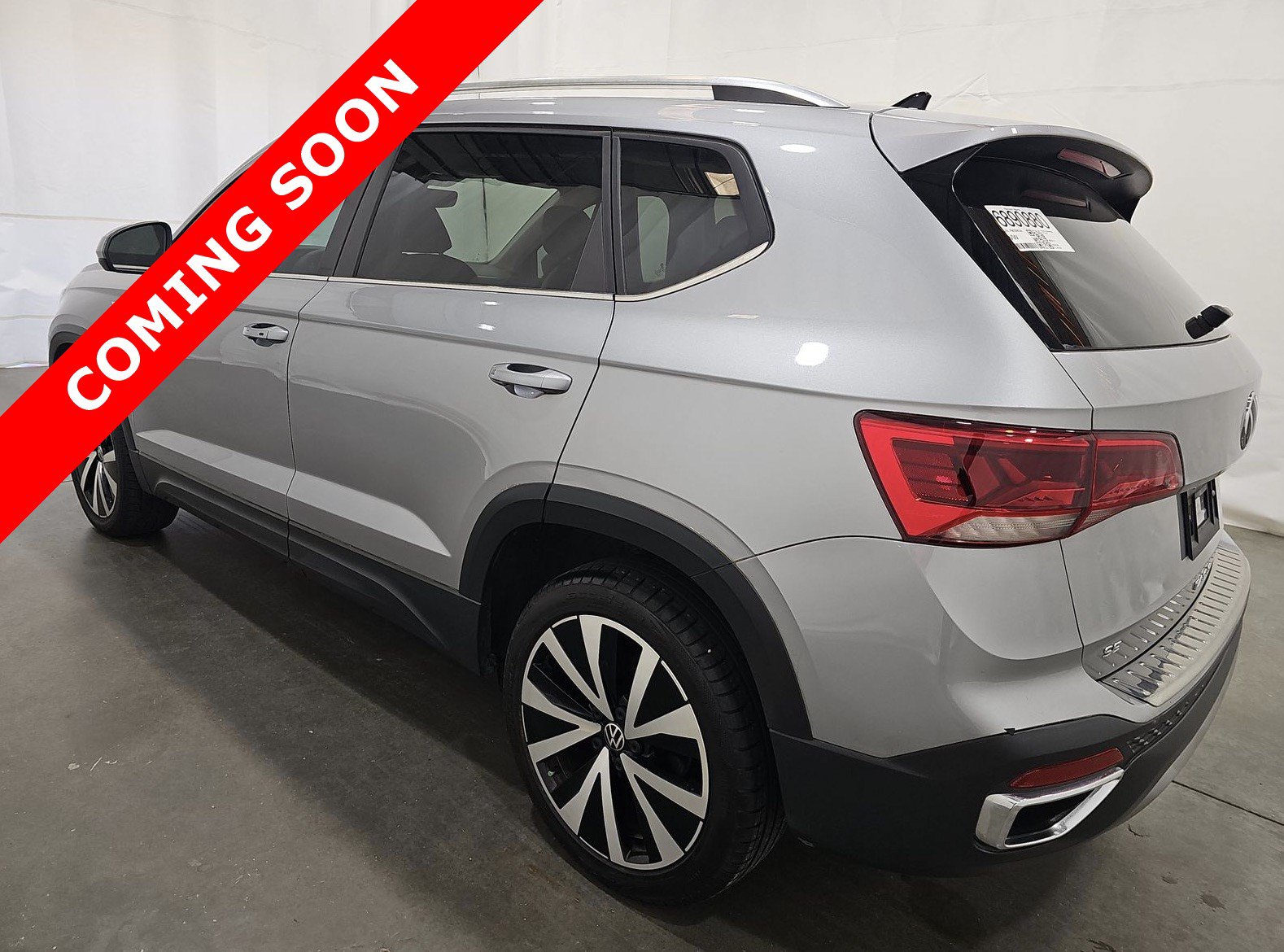 Used 2023 Volkswagen Taos SE w/ Panoramic Sunroof Package FWD image 5