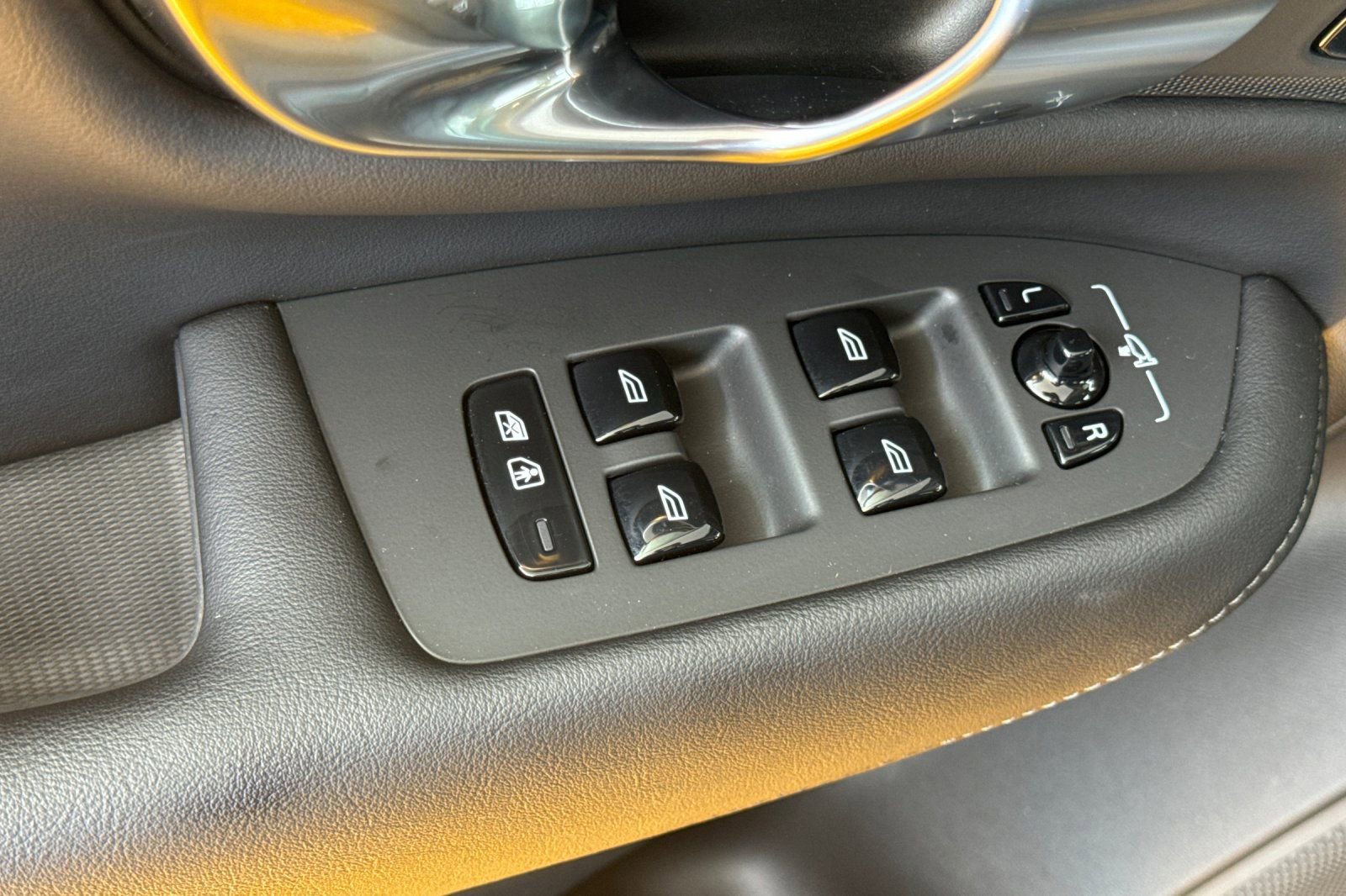 Used 2023 Volvo XC90 T8 Plus w/ Protection Package Premier image 16