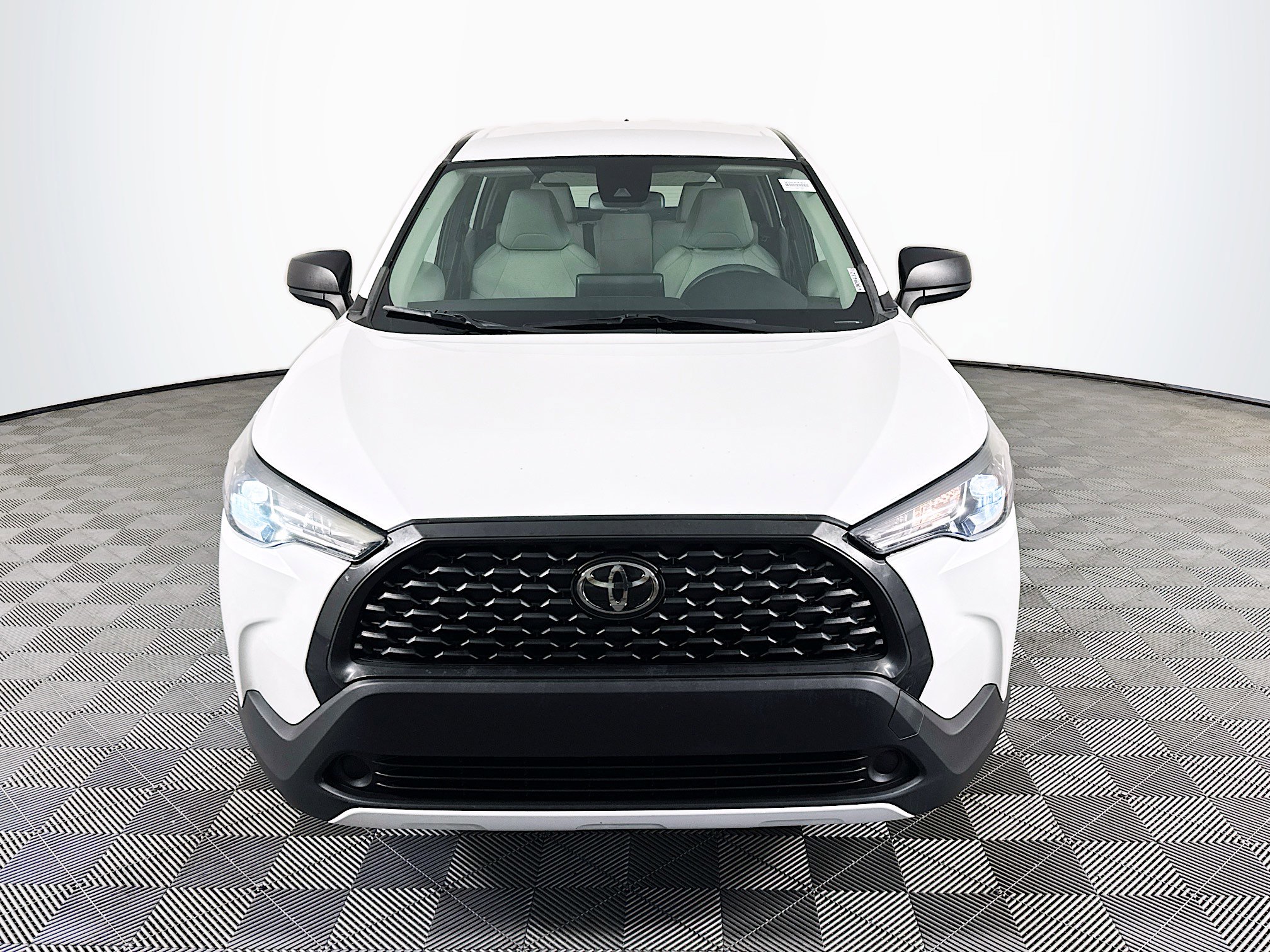 Used 2022 Toyota Corolla Cross L image 2