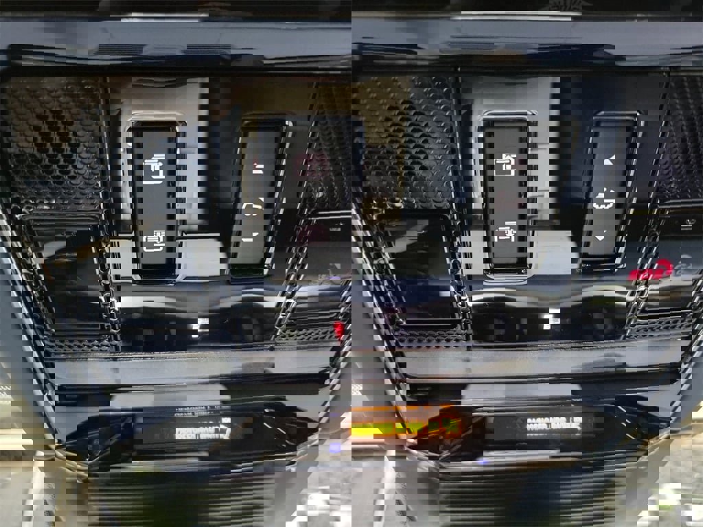 New 2024 Land Rover Range Rover SV image 21