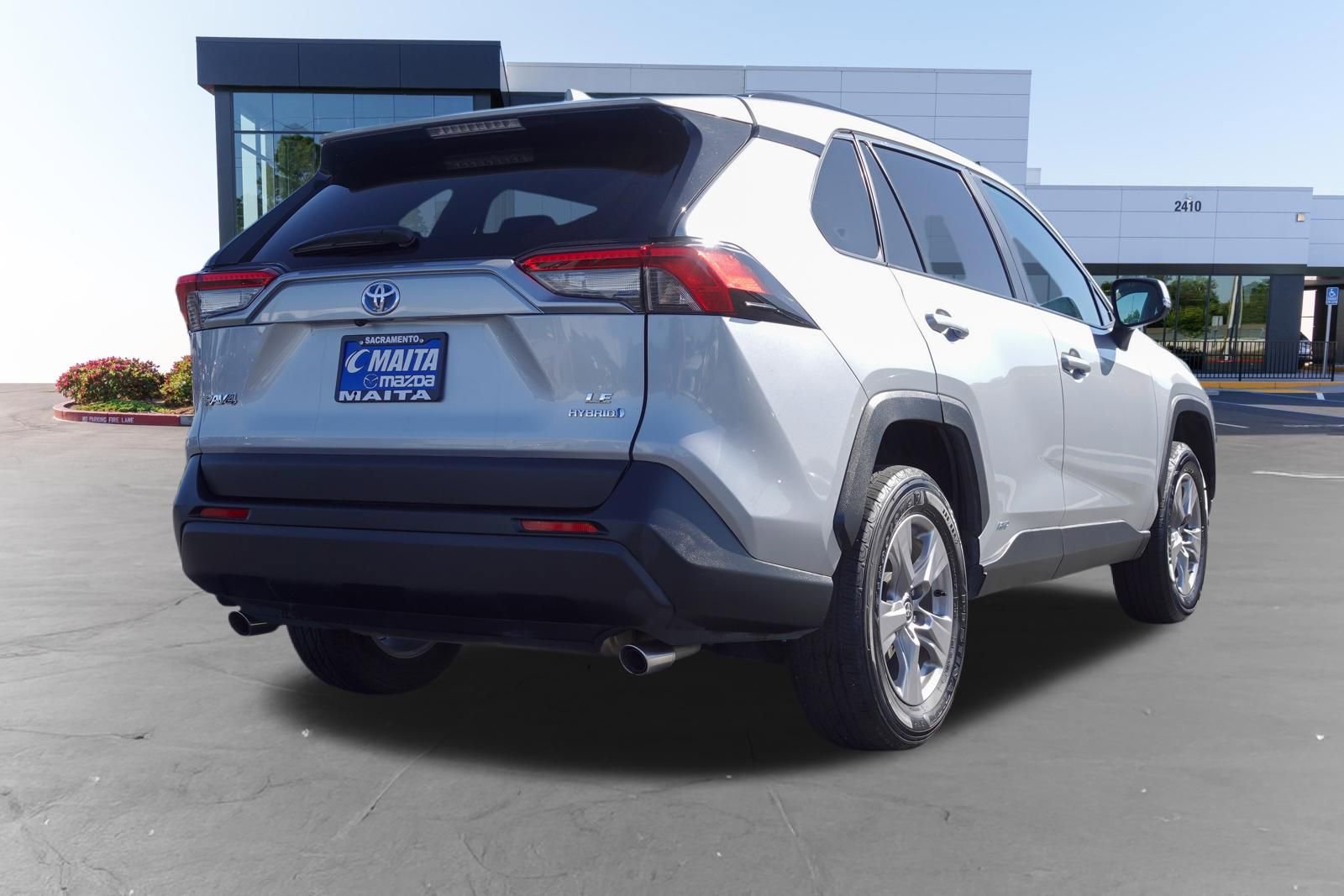 Used 2024 Toyota RAV4 LE AWD/4WD image 3