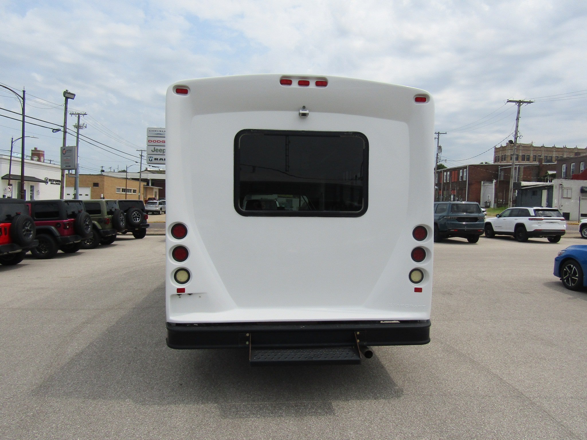 Used 2012 Ford E-450 and Econoline 450 Super Duty w/ Shuttle Bus Prep Pkg RWD image 4