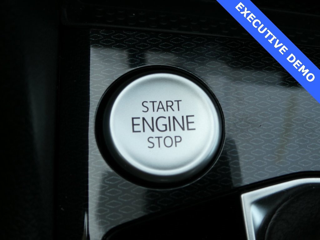 Certified 2025 Volkswagen Taos SE image 11