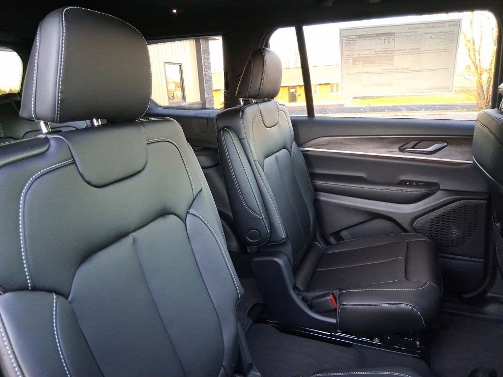 New 2025 Jeep Grand Cherokee L Limited w/ Trailer Tow Package image 14