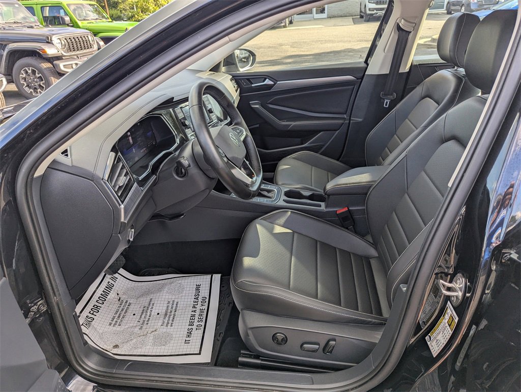 Used 2023 Volkswagen Jetta SE image 13