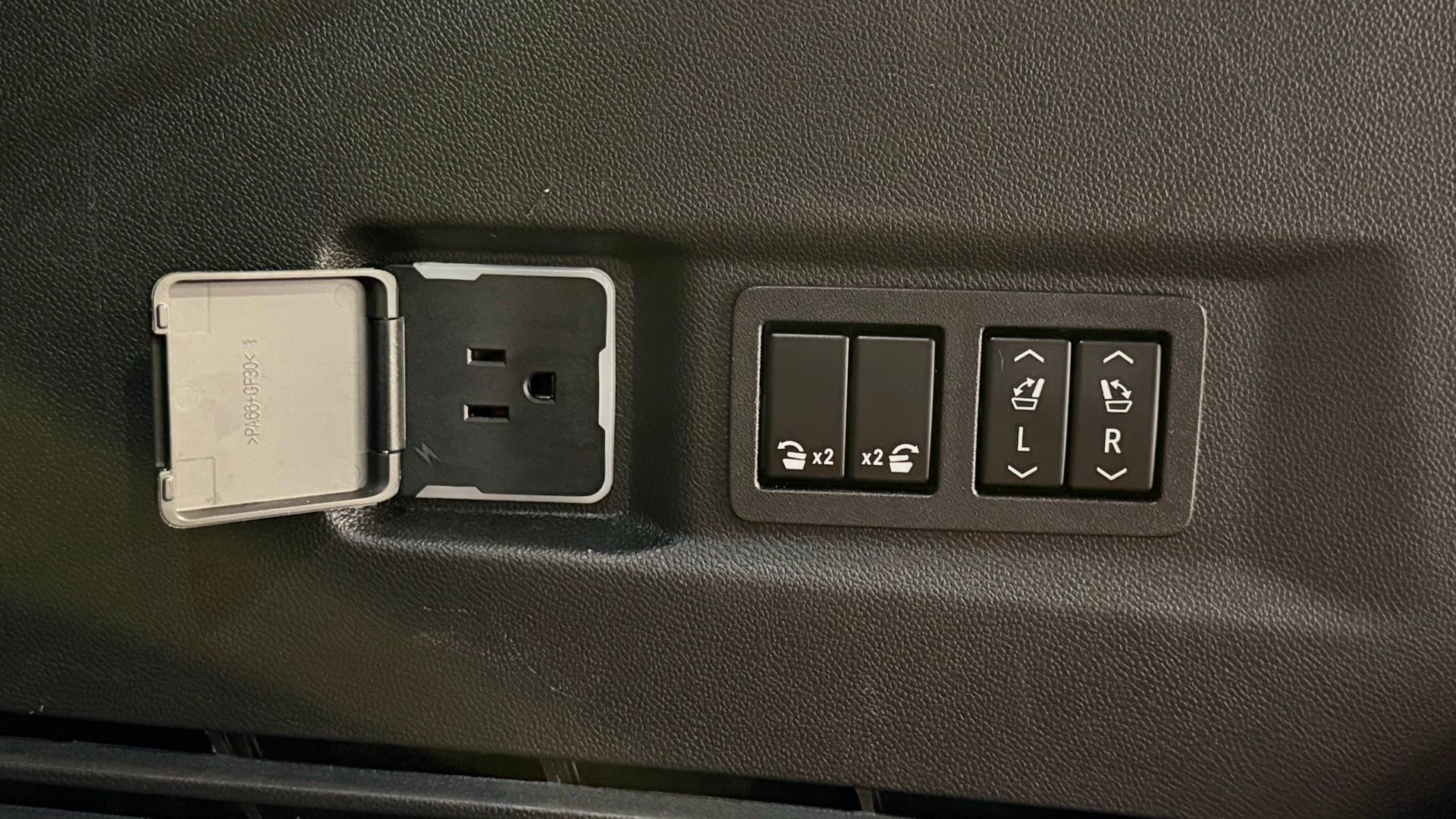 Used 2022 GMC Yukon Denali w/ Denali Ultimate Package image 39