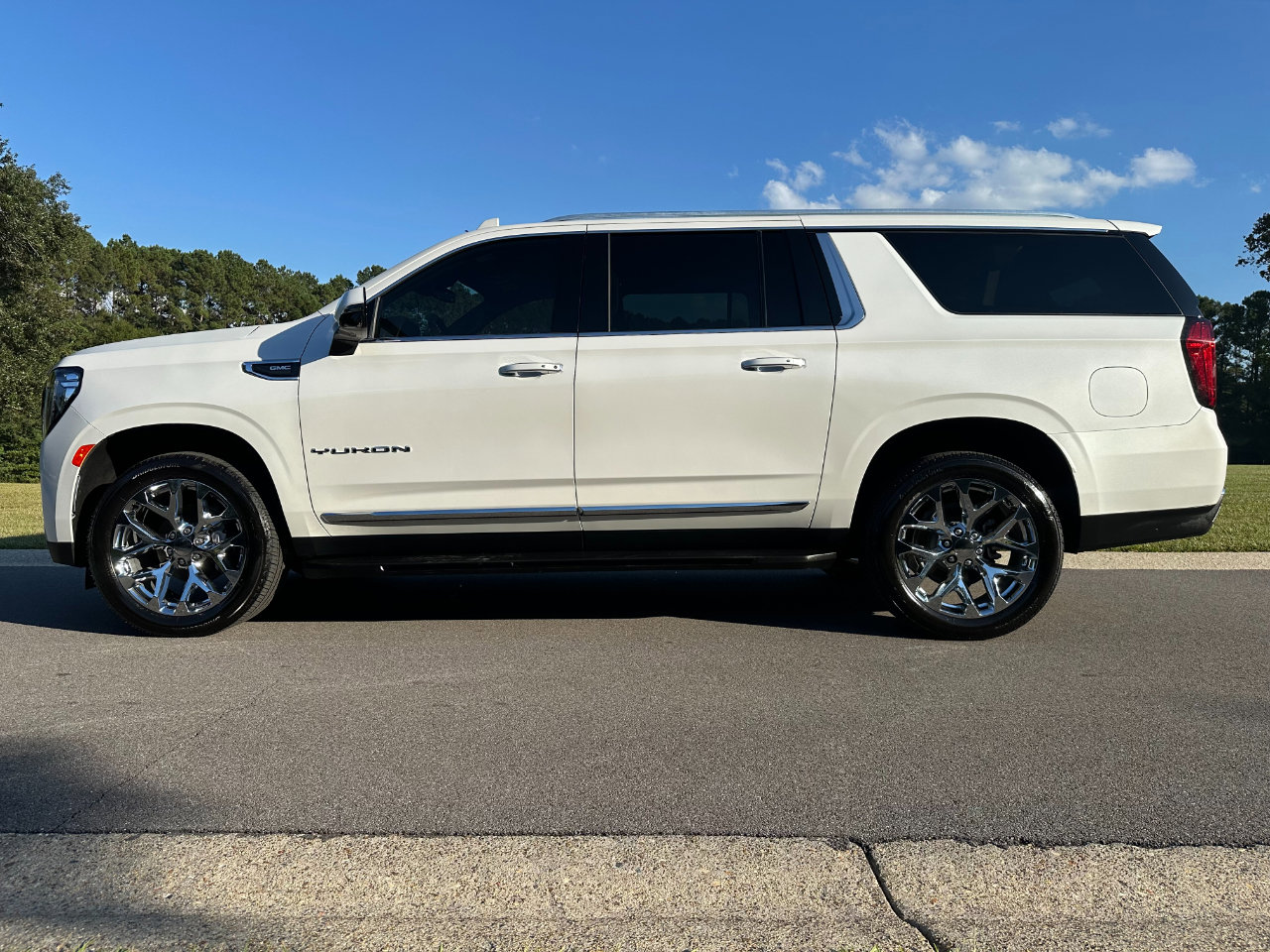 Used 2024 GMC Yukon XL SLT w/ SLT Luxury Package image 8