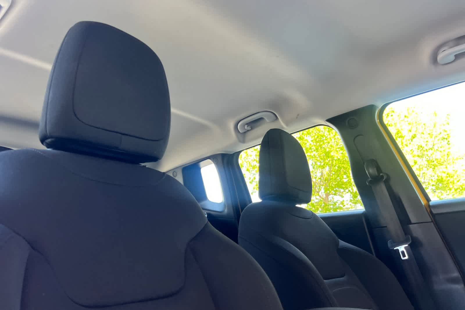 Used 2018 Jeep Renegade Latitude FWD image 17