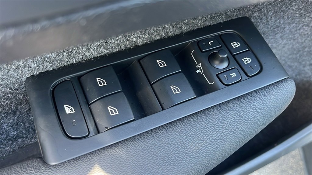 Certified 2025 Volvo XC40 B5 Plus image 13