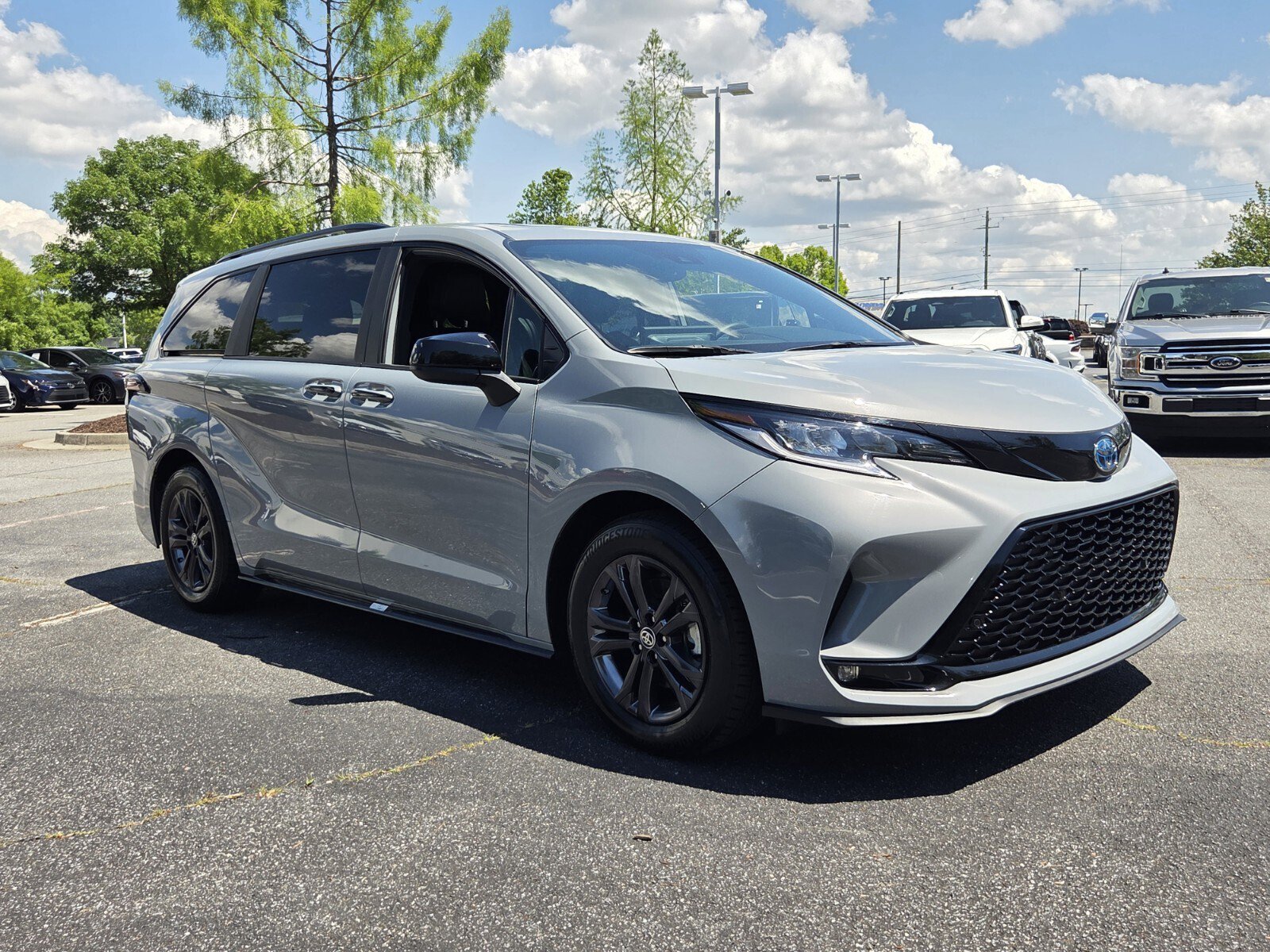Certified 2025 Toyota Sienna XSE w/ XSE Plus Package AWD/4WD image 1