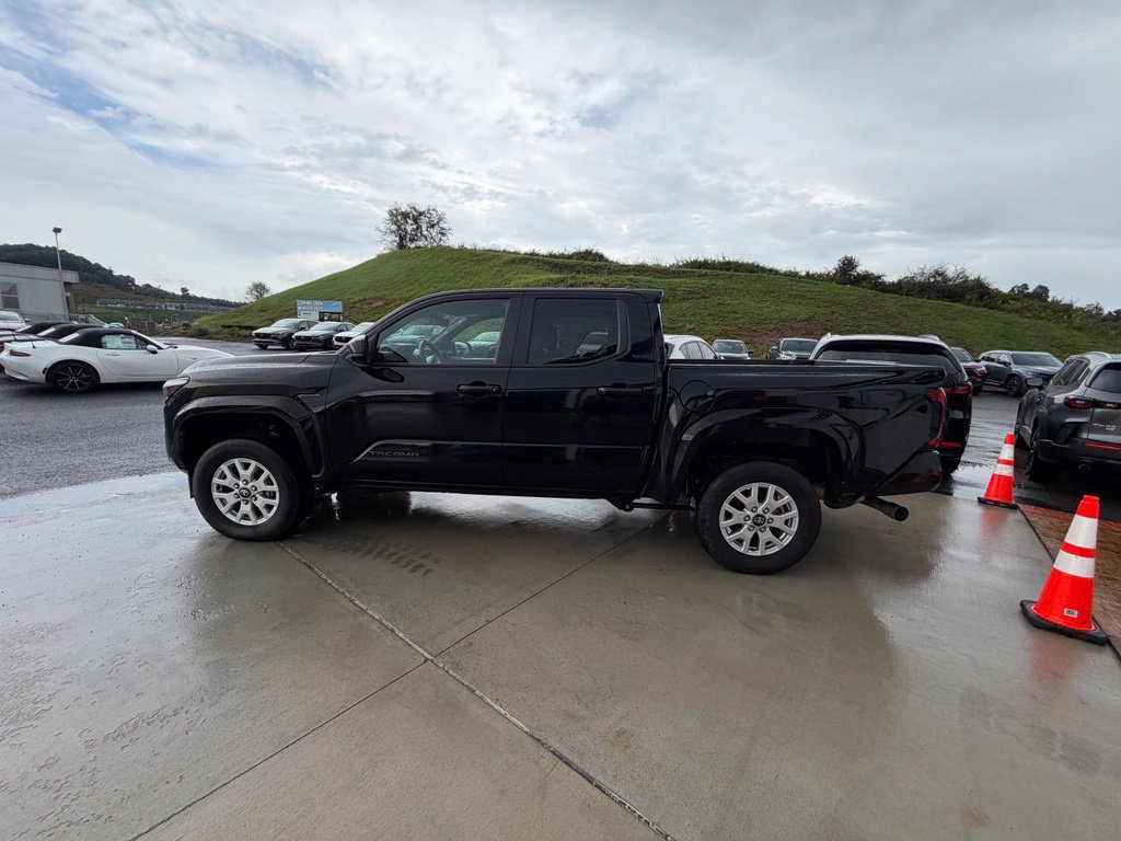 Used 2024 Toyota Tacoma SR5 AWD/4WD image 4