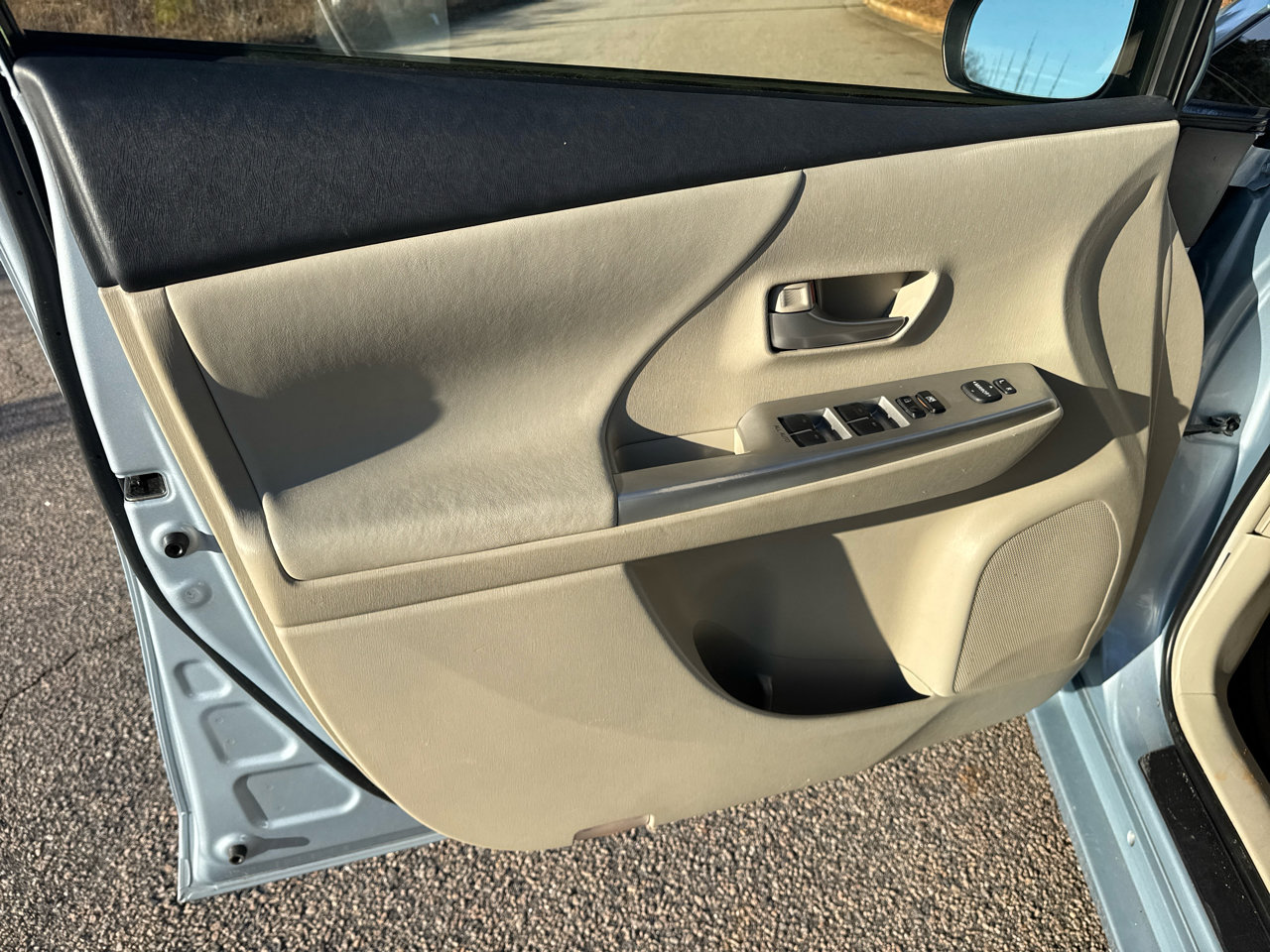 Used 2014 Toyota Prius V Four image 10