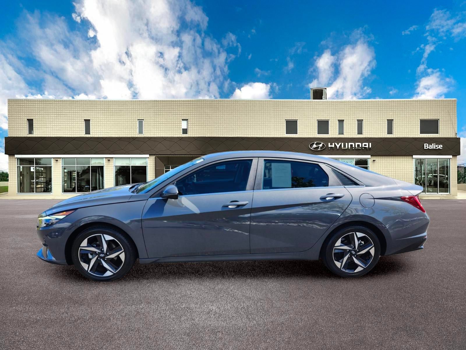 Used 2023 Hyundai Elantra Limited w/ Preferred Accessory Package FWD image 5