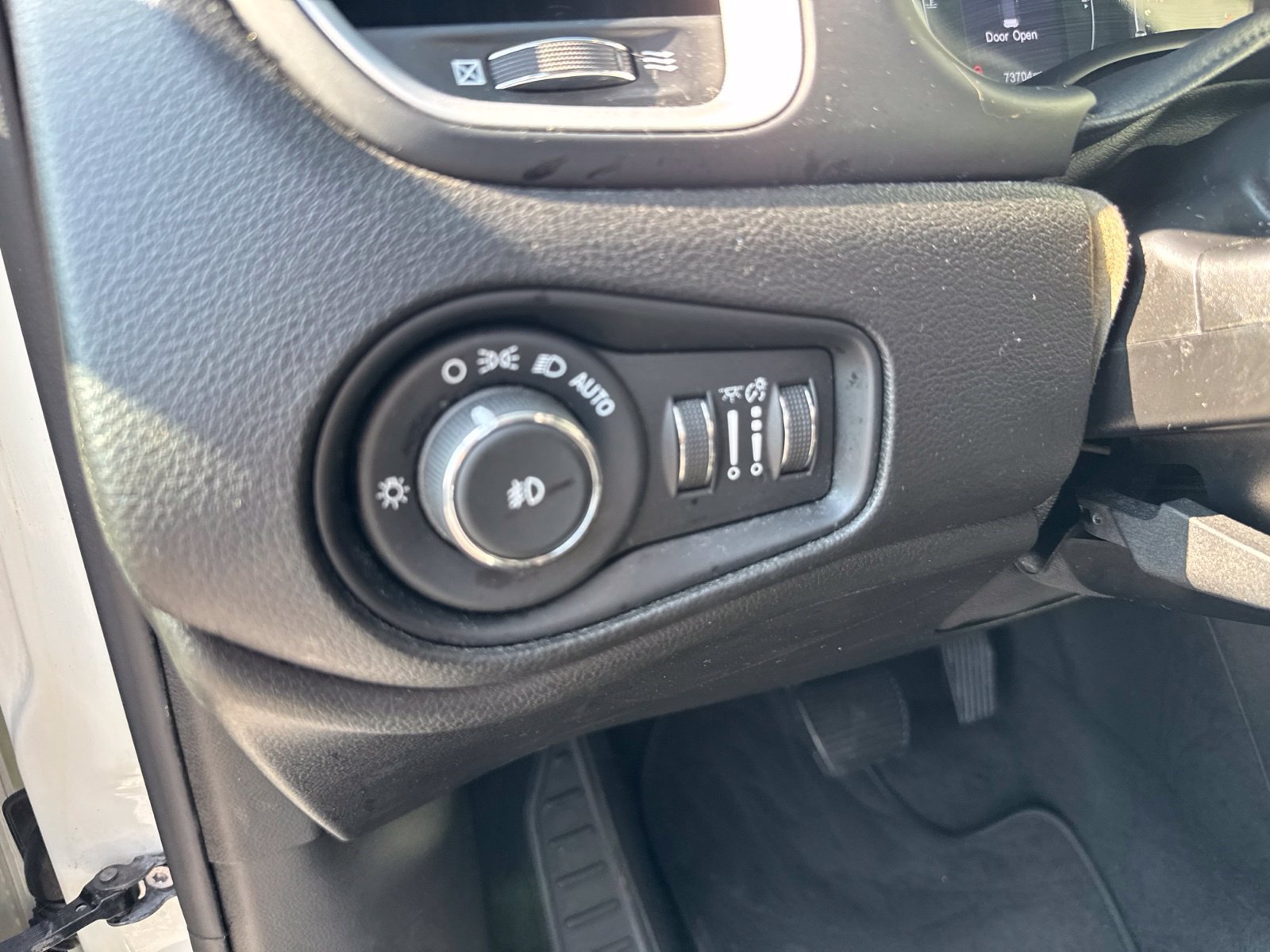 Used 2018 Jeep Renegade Latitude AWD/4WD image 17