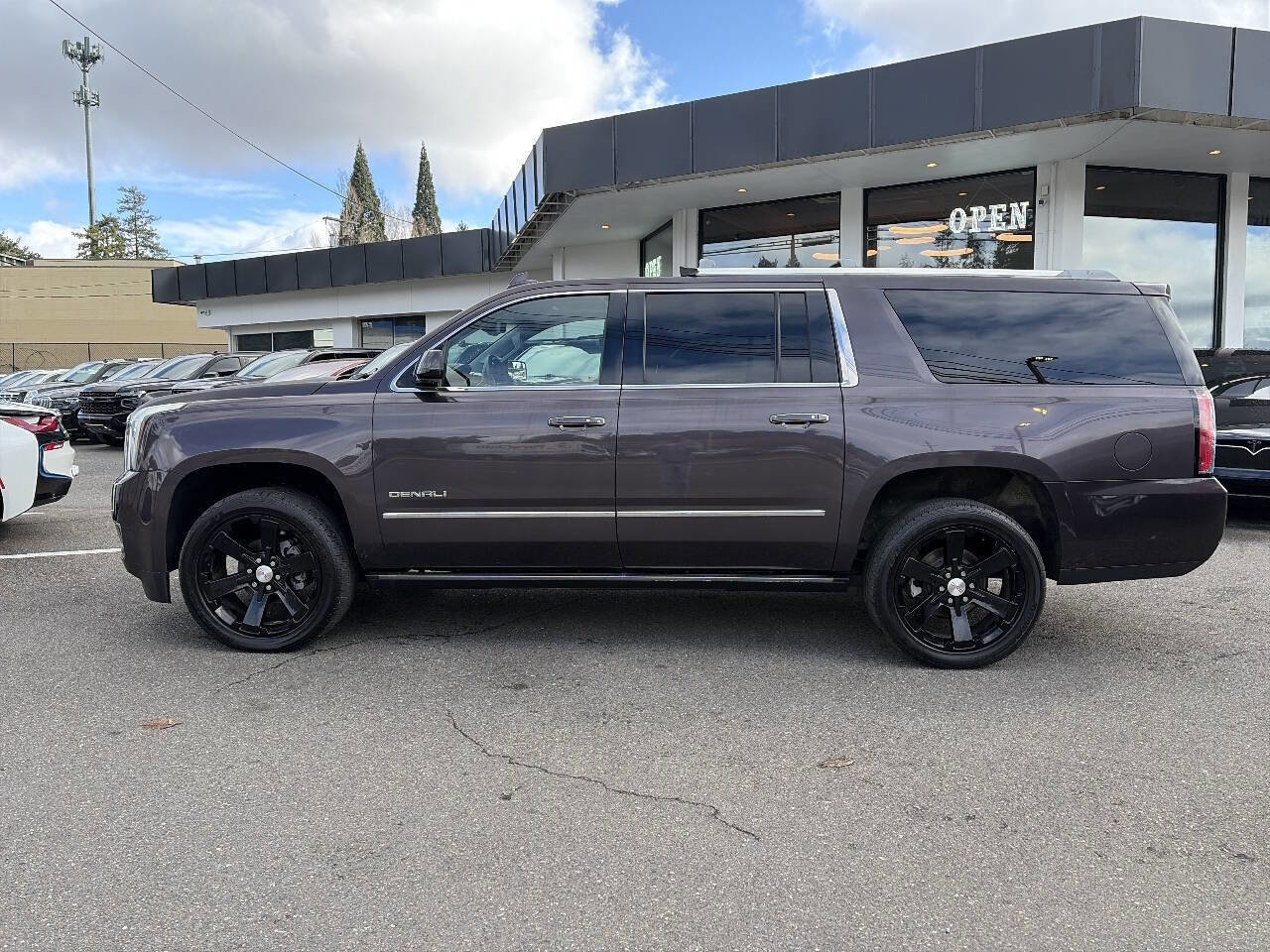 Used 2015 GMC Yukon XL Denali w/ Premium Package image 2