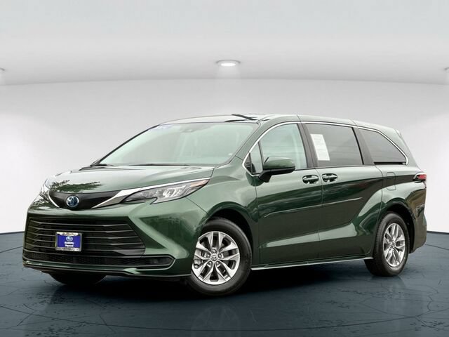 Used 2024 Toyota Sienna LE AWD/4WD image 2