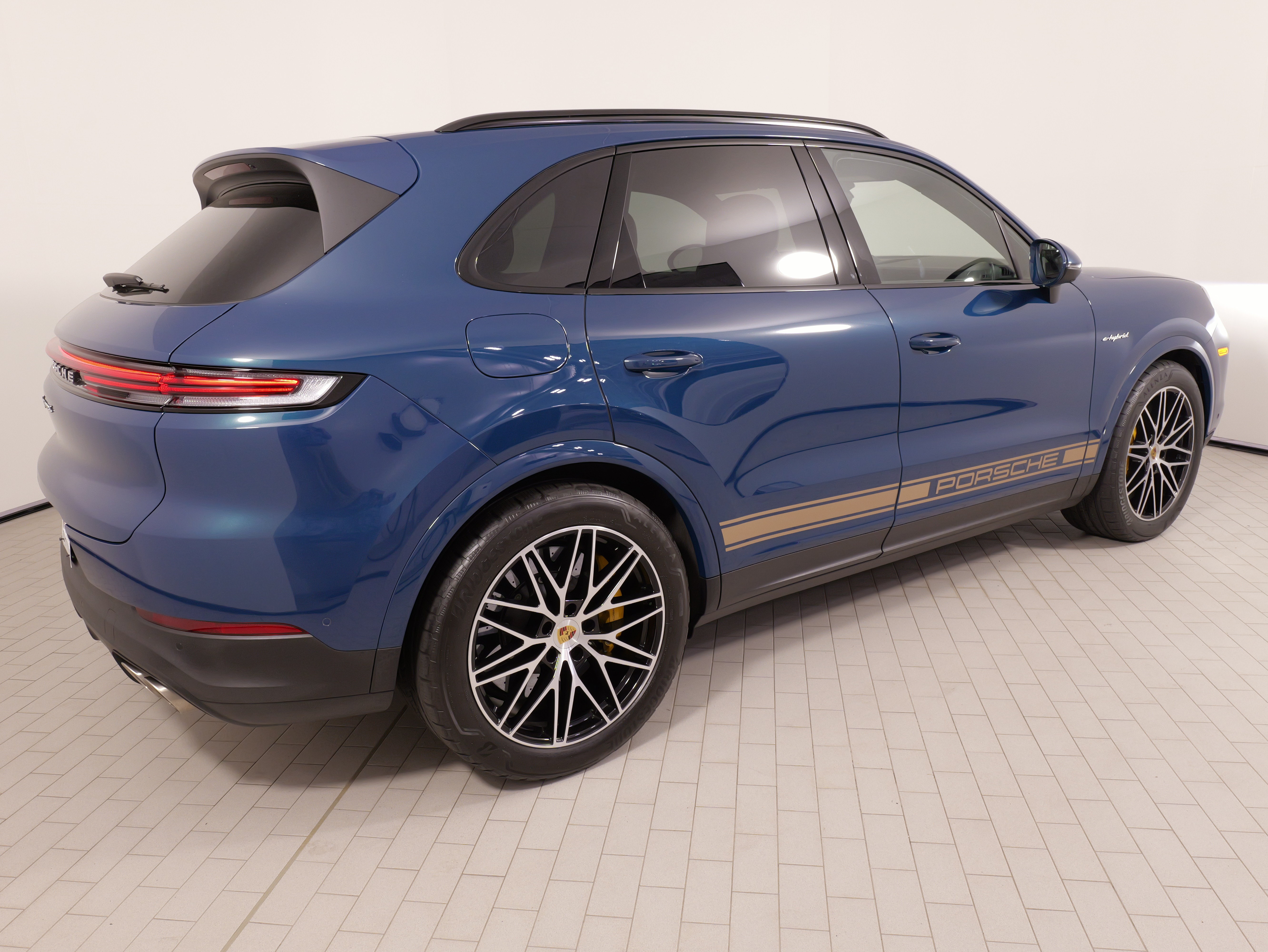 Used 2024 Porsche Cayenne S AWD/4WD image 14