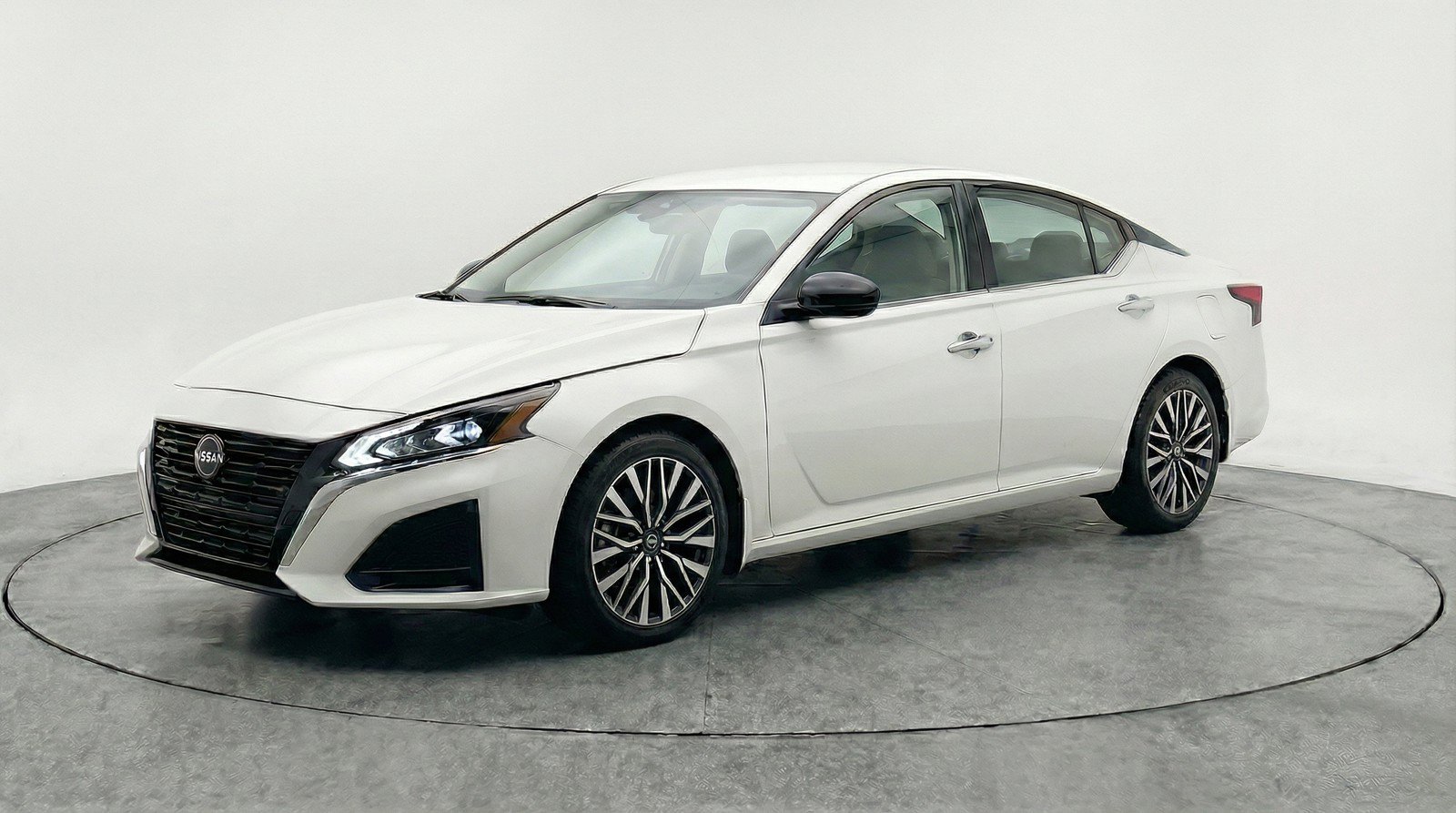 Used 2025 Nissan Altima 2.5 SV FWD image 3
