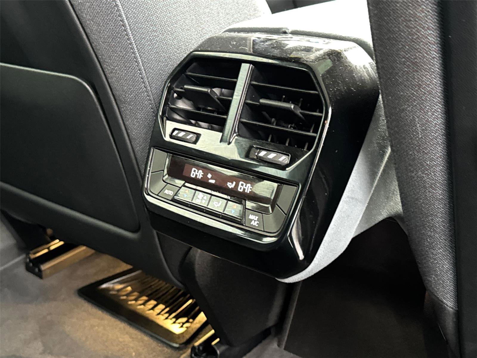 Used 2022 BMW iX xDrive50 w/ Dynamic Handling Package image 21