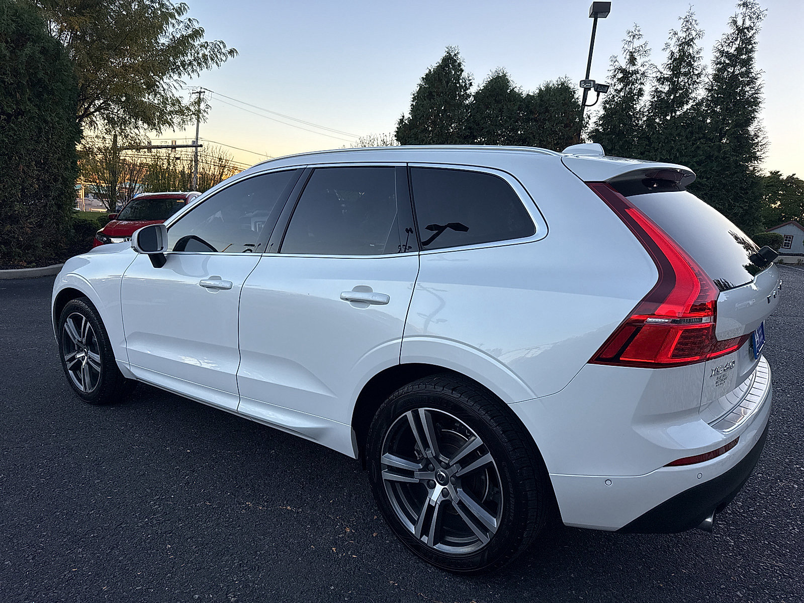 Used 2019 Volvo XC60 T5 Momentum w/ Multimedia Package AWD/4WD image 11