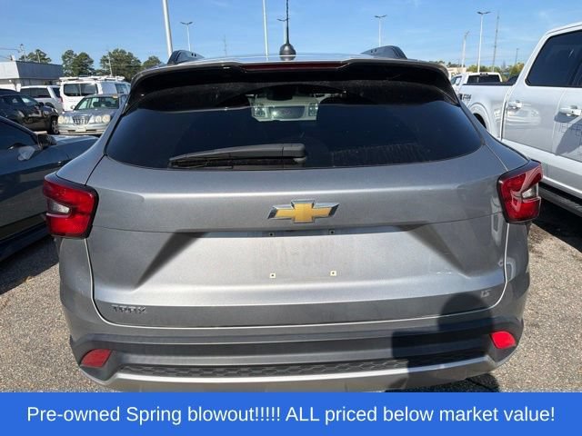 Used 2024 Chevrolet Trax LT w/ Sunroof Package FWD image 6