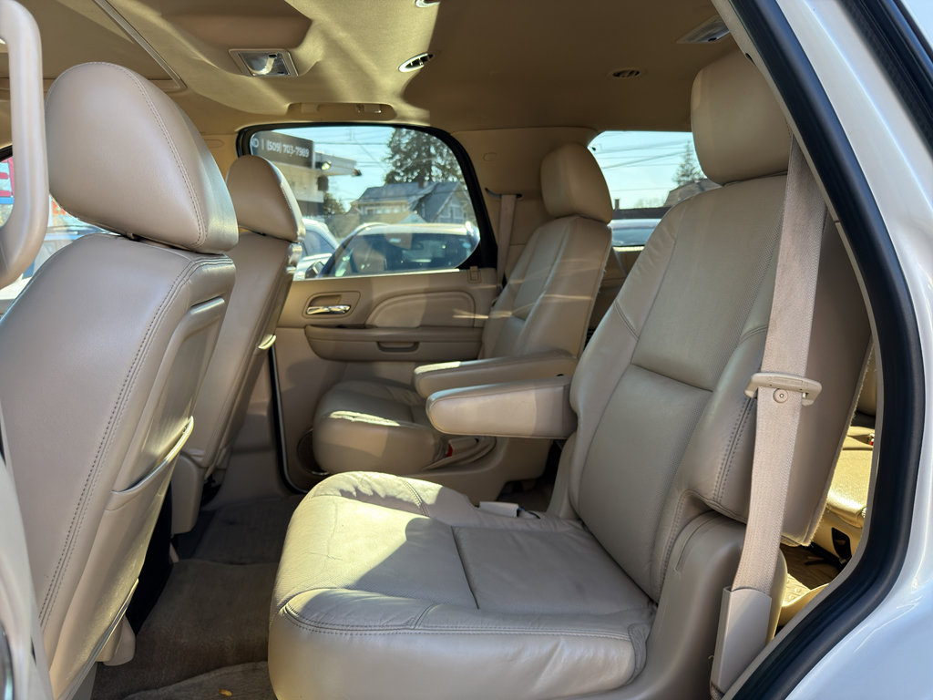 Used 2011 Cadillac Escalade Luxury image 16