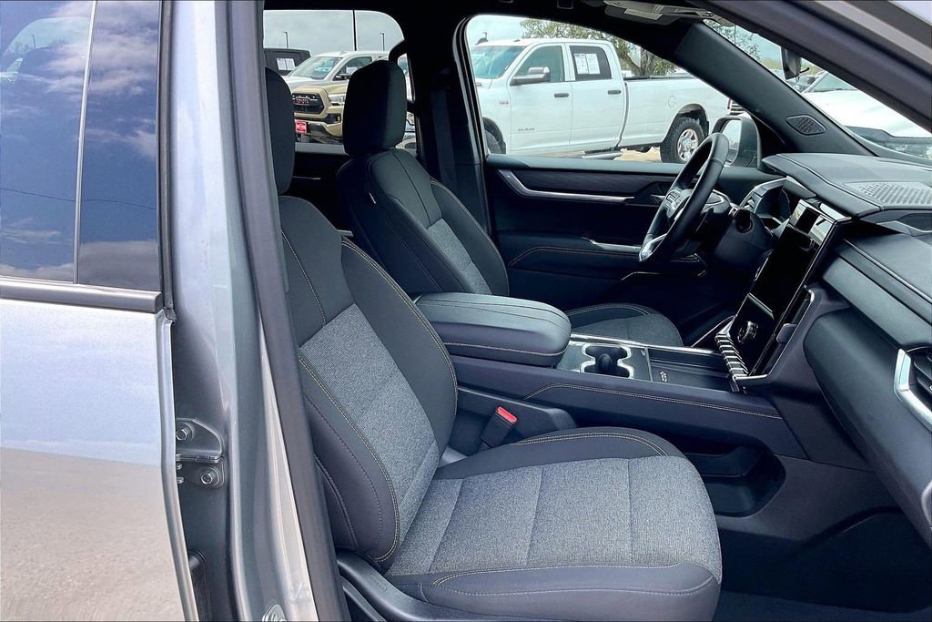 Used 2025 GMC Acadia Elevation image 29